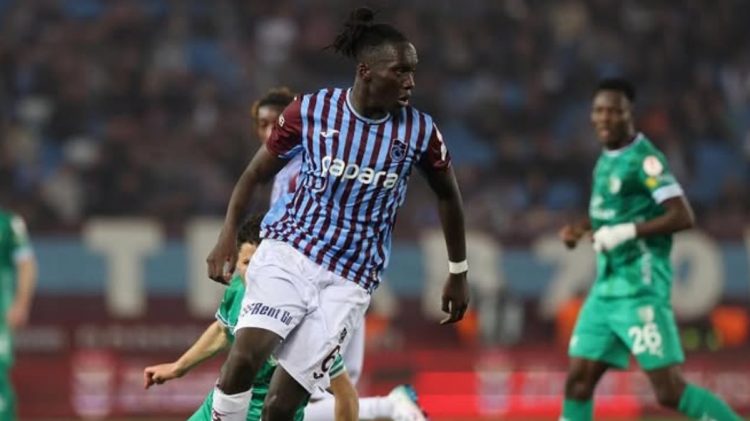 Batista Mendy, futbolista que ha despertado el interés del Sevilla, jugando un partido con el Trabzonspor. | Imagen: X.