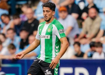 Fornals durante el transcurso de una jugada ante el Coventry City. | Imagen: Perfil de X @RealBetis.