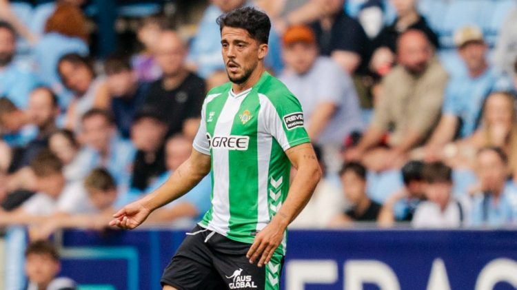Fornals durante el transcurso de una jugada ante el Coventry City. | Imagen: Perfil de X @RealBetis.