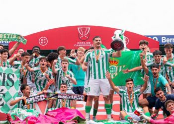El juvenil 'A' del Real Betis celebrando el título de la Copa de Campeones. | Imagen: Perfil de X @RBetisCantera.
