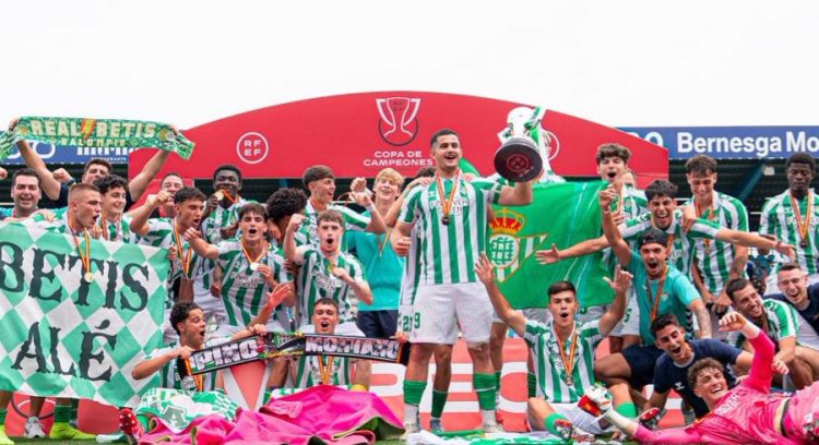 El juvenil 'A' del Real Betis celebrando el título de la Copa de Campeones. | Imagen: Perfil de X @RBetisCantera.