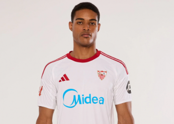 Primera equipación del Sevilla FC. | Imagen: Perfil de X @ZonaMixta__.