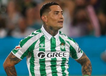 Chimy Ávila defendiendo la camiseta del Real Betis. | Imagen: X.