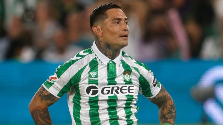 Chimy Ávila defendiendo la camiseta del Real Betis. | Imagen: X.