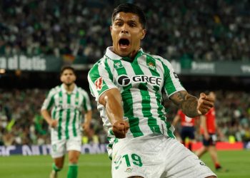 Cucho Hernández celebrando un gol anotando con el Real Betis. | Imagen: X.