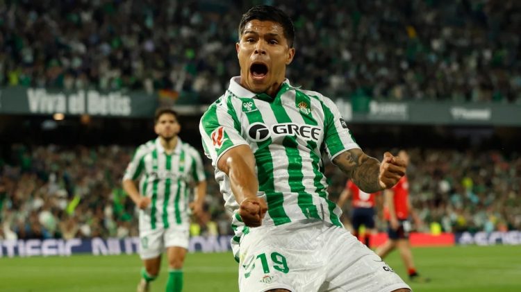 Cucho Hernández celebrando un gol anotando con el Real Betis. | Imagen: X.