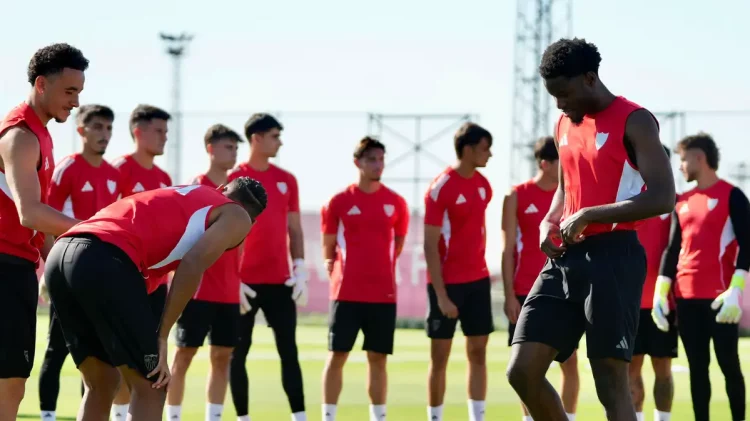 Jugadores del Sevilla FC durante una sesión de entrenamiento. | Página oficial Sevilla FC.
