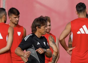 Matías Almeyda y jugadores del Sevilla FC ejercitándose durante una sesión de entrenamiento. | Imagen: Perfil de X @ZonaMixta__