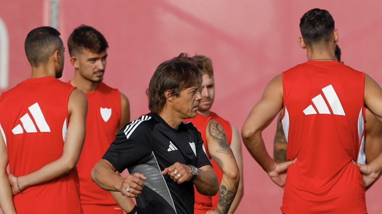 Matías Almeyda y jugadores del Sevilla FC ejercitándose durante una sesión de entrenamiento. | Imagen: Perfil de X @ZonaMixta__