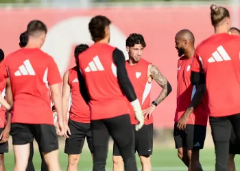 Jugadores del Sevilla realizando un descanso durante una sesión de entrenamiento. | Página web del Sevilla FC.