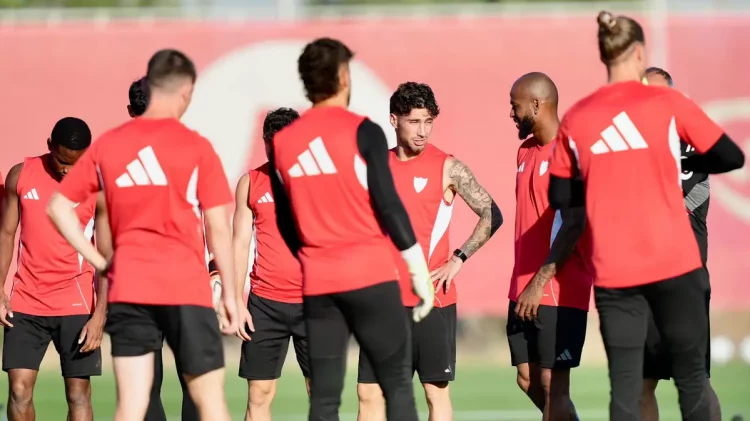 Jugadores del Sevilla realizando un descanso durante una sesión de entrenamiento. | Página web del Sevilla FC.