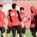 Jugadores del Sevilla realizando un descanso durante una sesión de entrenamiento. | Página web del Sevilla FC.
