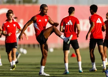 Jugadores del Sevilla FC realizando ejercicios durante una sesión de entrenamiento. | Página web Sevilla FC.