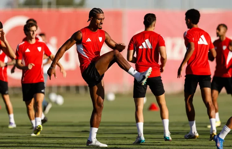 Jugadores del Sevilla FC realizando ejercicios durante una sesión de entrenamiento. | Página web Sevilla FC.