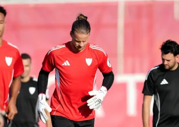 Nyland realizando un ejercicio del entrenamiento junto a sus compañeros y el cuerpo técnico. | Imagen: Página web Sevilla FC.