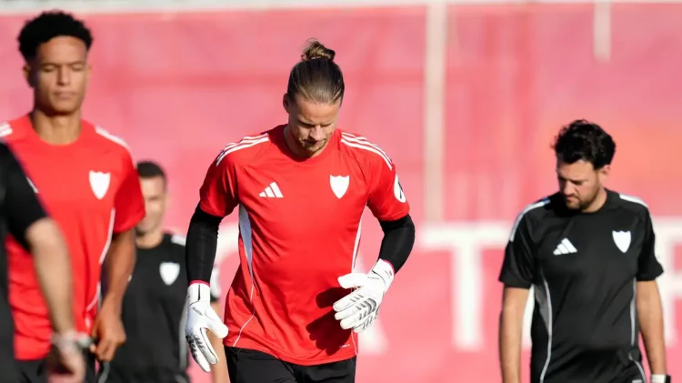 Nyland realizando un ejercicio del entrenamiento junto a sus compañeros y el cuerpo técnico. | Imagen: Página web Sevilla FC.