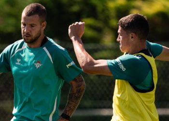 Aitor Ruibal y Sergi Altimira realizando un ejercicio durante una sesión de entrenamiento. | Imagen: Perfil de X @RealBetis.