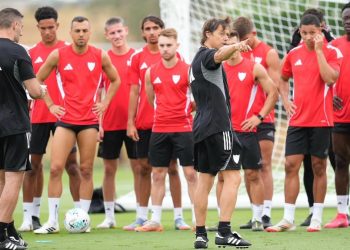 Matías Almeyda dando instrucciones a los futbolistas del Sevilla FC durante una sesión de entrenamiento. | Imagen: Perfil de X @SevillaFC.