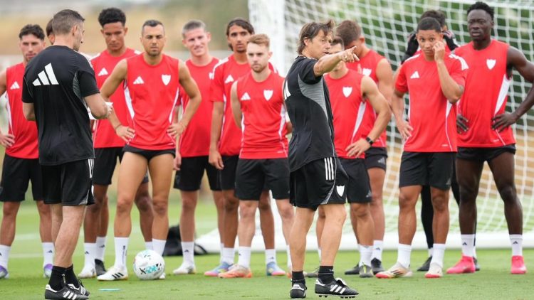 Matías Almeyda dando instrucciones a los futbolistas del Sevilla FC durante una sesión de entrenamiento. | Imagen: Perfil de X @SevillaFC.