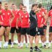 Matías Almeyda dando instrucciones a los futbolistas del Sevilla FC durante una sesión de entrenamiento. | Imagen: Perfil de X @SevillaFC.