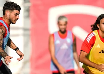 Jugadores del Sevilla FC se ejercitan durante la sesión de tarde. | Imagen: Página web Sevilla FC.