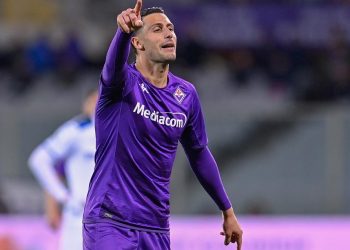 Rolando Mandragora, jugador que ha sido relacionado con el Real Betis, disputando un partido con la Fiorentina. | Imagen: X.