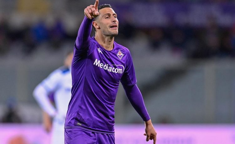Rolando Mandragora, jugador que ha sido relacionado con el Real Betis, disputando un partido con la Fiorentina. | Imagen: X.