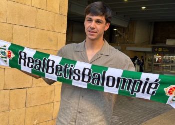 Gonzalo Petit posando con una bufanda del Real Betis en su llegada a Sevilla. | Imagen: X.