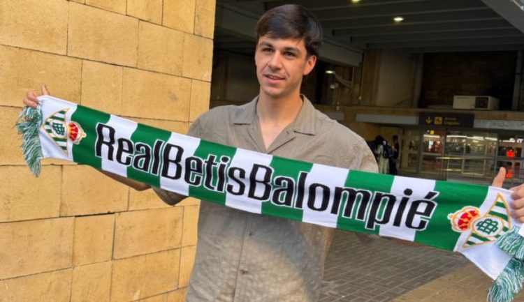 Gonzalo Petit posando con una bufanda del Real Betis en su llegada a Sevilla. | Imagen: X.