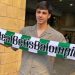 Gonzalo Petit posando con una bufanda del Real Betis en su llegada a Sevilla. | Imagen: X.