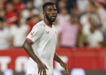 Kelechi Iheanacho disputando un partido con el Sevilla FC. | Imagen: X.