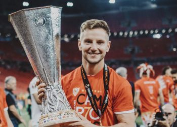 Ivan Rakitic, jugador del Sevilla FC, levantando el título de Europa League conseguido ante la Roma. | Imagen: perfil de X @ivanrakitic.