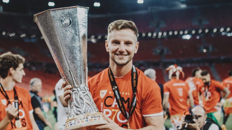 Ivan Rakitic, jugador del Sevilla FC, levantando el título de Europa League conseguido ante la Roma. | Imagen: perfil de X @ivanrakitic.