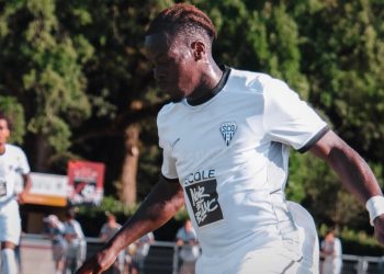 Jacques Ekomié, jugador que ha sido relacionado con el Real Betis, disputando un partido de fútbol con el Angers. | Imagen: X.