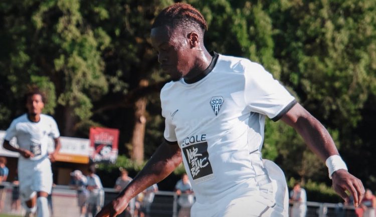 Jacques Ekomié, jugador que ha sido relacionado con el Real Betis, disputando un partido de fútbol con el Angers. | Imagen: X.