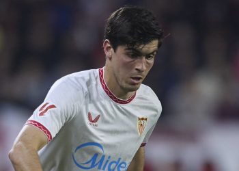 Juanlu Sánchez disputando un partido con el Sevilla FC. | Imagen: perfil de X @ZonaMixta__.
