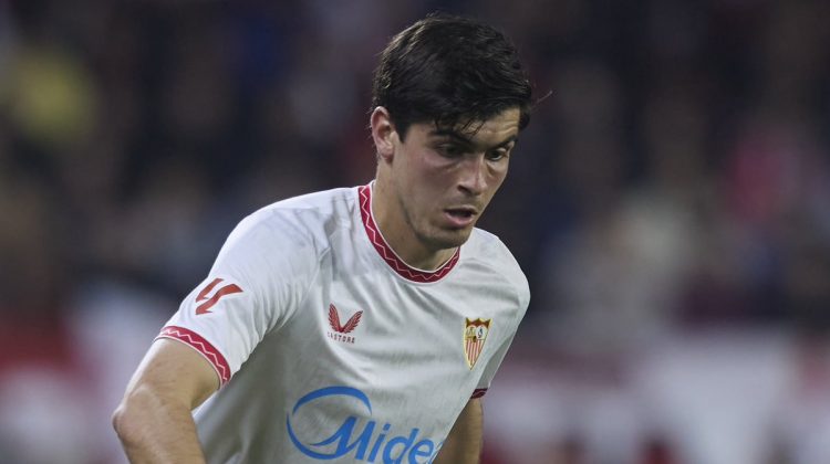 Juanlu Sánchez disputando un partido con el Sevilla FC. | Imagen: perfil de X @ZonaMixta__.