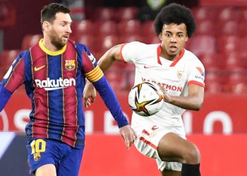 Jules Koundé disputando la pelota contra Leo Messi en un partido con el Sevilla FC. | Imagen: X.