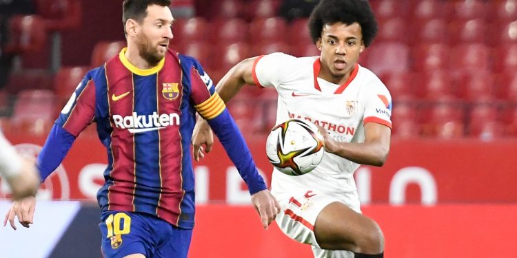 Jules Koundé disputando la pelota contra Leo Messi en un partido con el Sevilla FC. | Imagen: X.