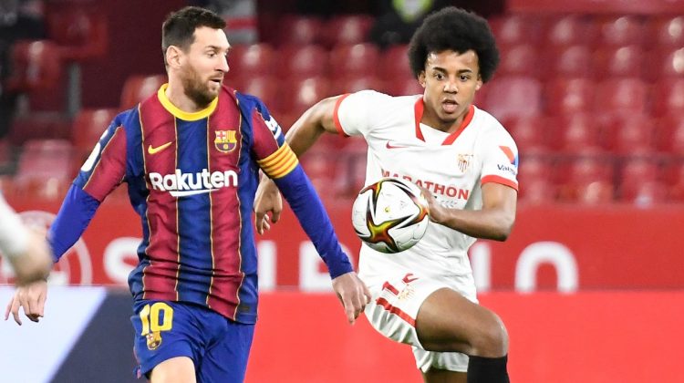 Jules Koundé disputando la pelota contra Leo Messi en un partido con el Sevilla FC. | Imagen: X.