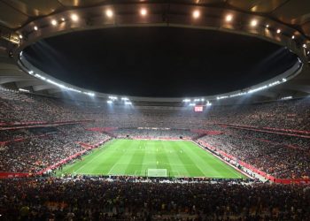 La Cartuja, estadio en el que jugará el Real Betis durante la temporada 2025-26, albergando un partido de fútbol. | Imagen: X.