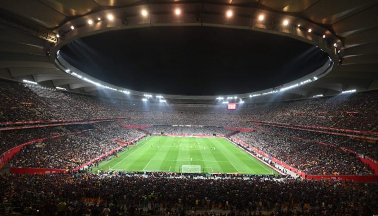 La Cartuja, estadio en el que jugará el Real Betis durante la temporada 2025-26, albergando un partido de fútbol. | Imagen: X.