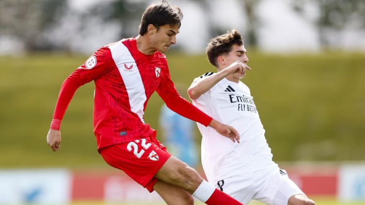 Lulo DaSilva, jugador del Sevilla Atlético, disputando un partido contra el Real Madrid. | Imagen: X.