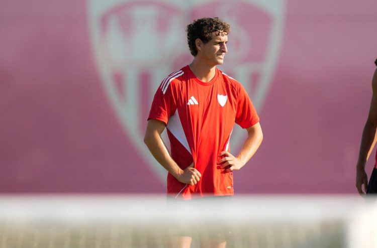 Manu Bueno realizando una sesión de entrenamiento con el Sevilla FC. | Imagen: Perfil de X @SevillaFC.