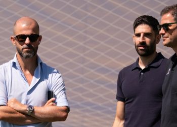 Manu Fajardo, director deportivo del Real Betis,y Ramón Alarcón CEO del club verdiblanco, presentes en el primer stage de pretemporada en Portugal. | Imagen: Perfil de X @RealBetis.