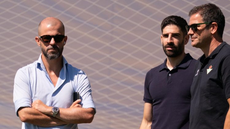 Manu Fajardo, director deportivo del Real Betis,y Ramón Alarcón CEO del club verdiblanco, presentes en el primer stage de pretemporada en Portugal. | Imagen: Perfil de X @RealBetis.