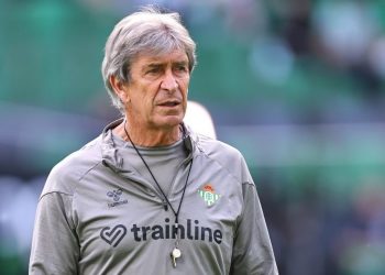 Manuel Pellegrini dirigiendo un entrenamiento del Real Betis. | Imagen: X.