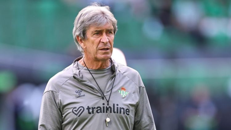 Manuel Pellegrini dirigiendo un entrenamiento del Real Betis. | Imagen: X.