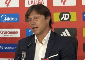 Matías Almeyda durante su presentación como nuevo entrenador del Sevilla FC. | Imagen: Perfil de X @ZonaMixta__.