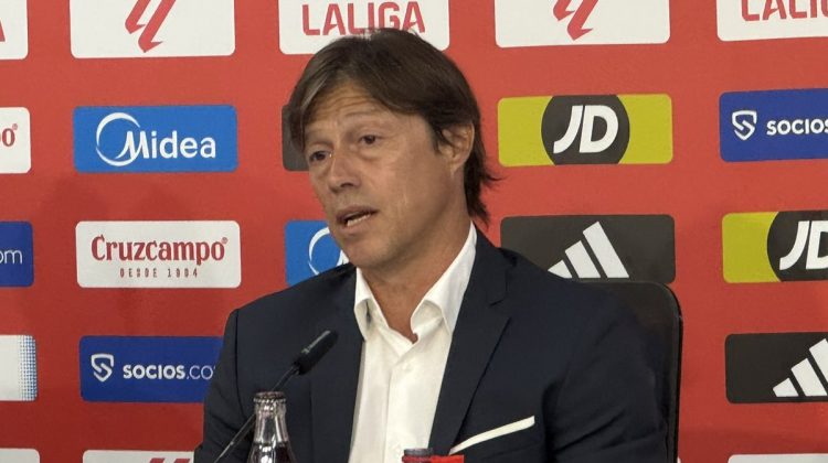 Matías Almeyda durante su presentación como nuevo entrenador del Sevilla FC. | Imagen: Perfil de X @ZonaMixta__.